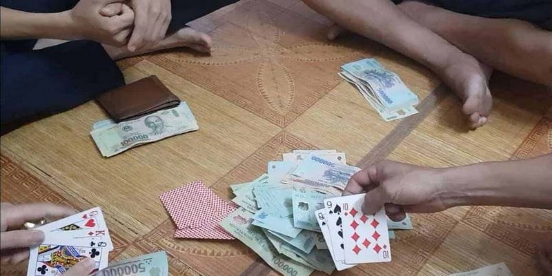 Chơi bài liêng là bộ môn xuất hiện nhiều trong các buổi tụ họp bạn bè